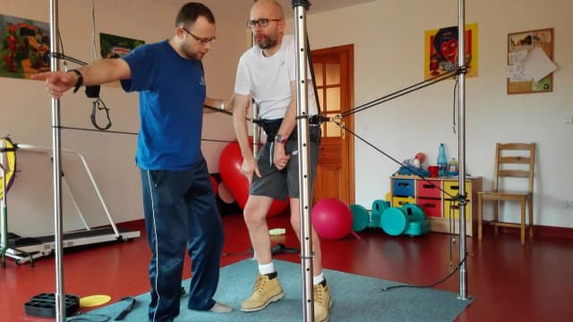 Jak długo trwa rehabilitacja po udarze? Kluczowe etapy i czas trwania Jak długo trwa rehabilitacja po udarze? Kluczowe etapy i czas trwania