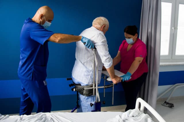 Czy po udarze wraca się do zdrowia? Kluczowe etapy rehabilitacji. Czy po udarze wraca się do zdrowia? Kluczowe etapy rehabilitacji.